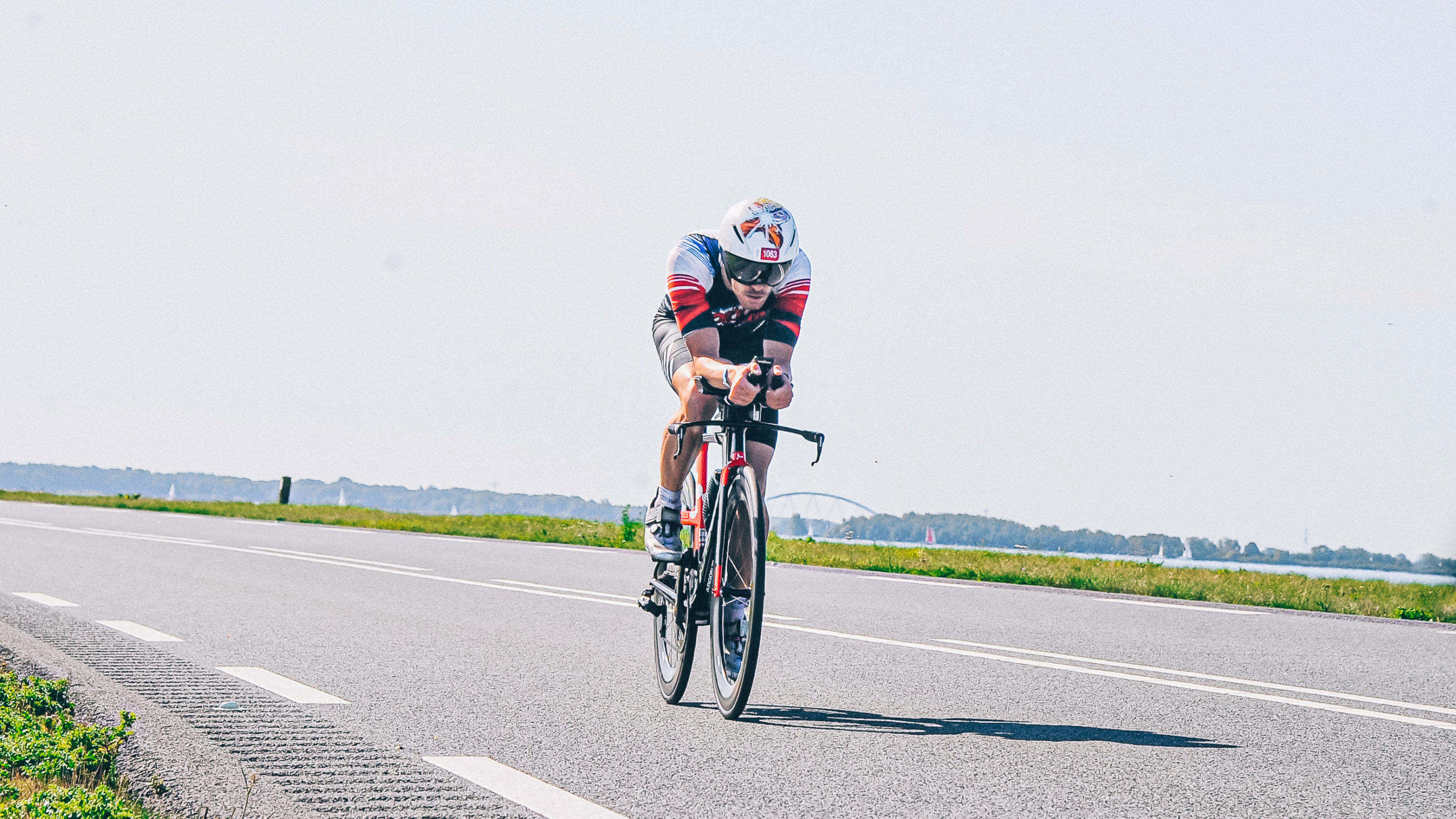 I remember perfectly that moment, I was riding alone for 40 minutes when noticing the photographer. I was in a low-low at that time and fighting mentally against the fatigue and the loneliness of the situation with no one to cheer for you.