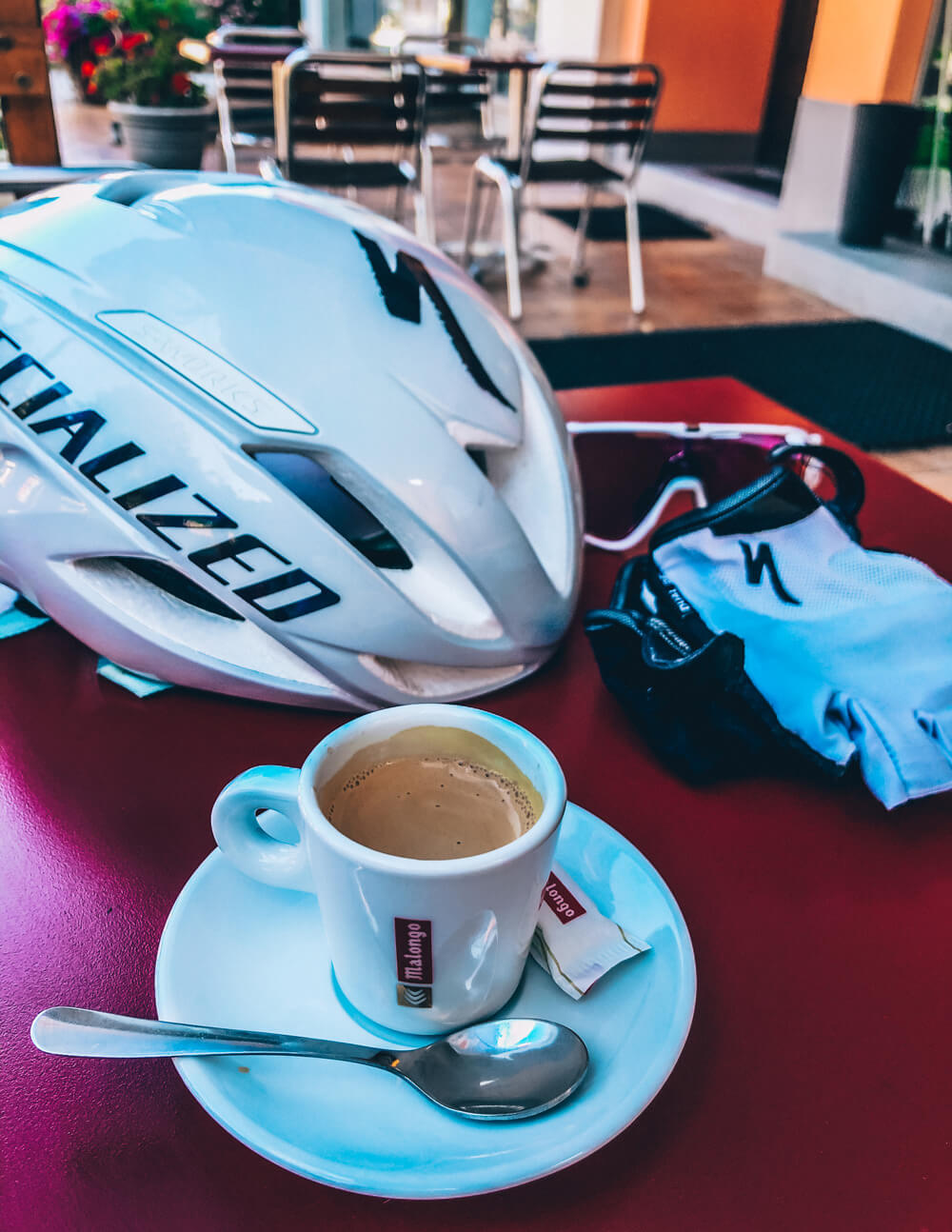 Une vie décente mérite un café du matin jusqu'à ce que vous me prouviez que j'ai tort.